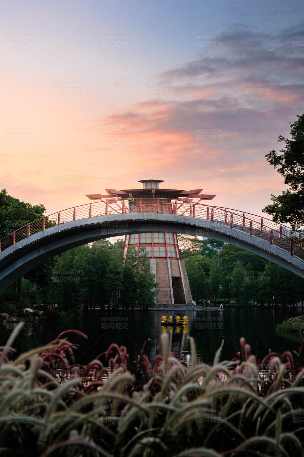 夕阳下的拱桥与塔楼图片