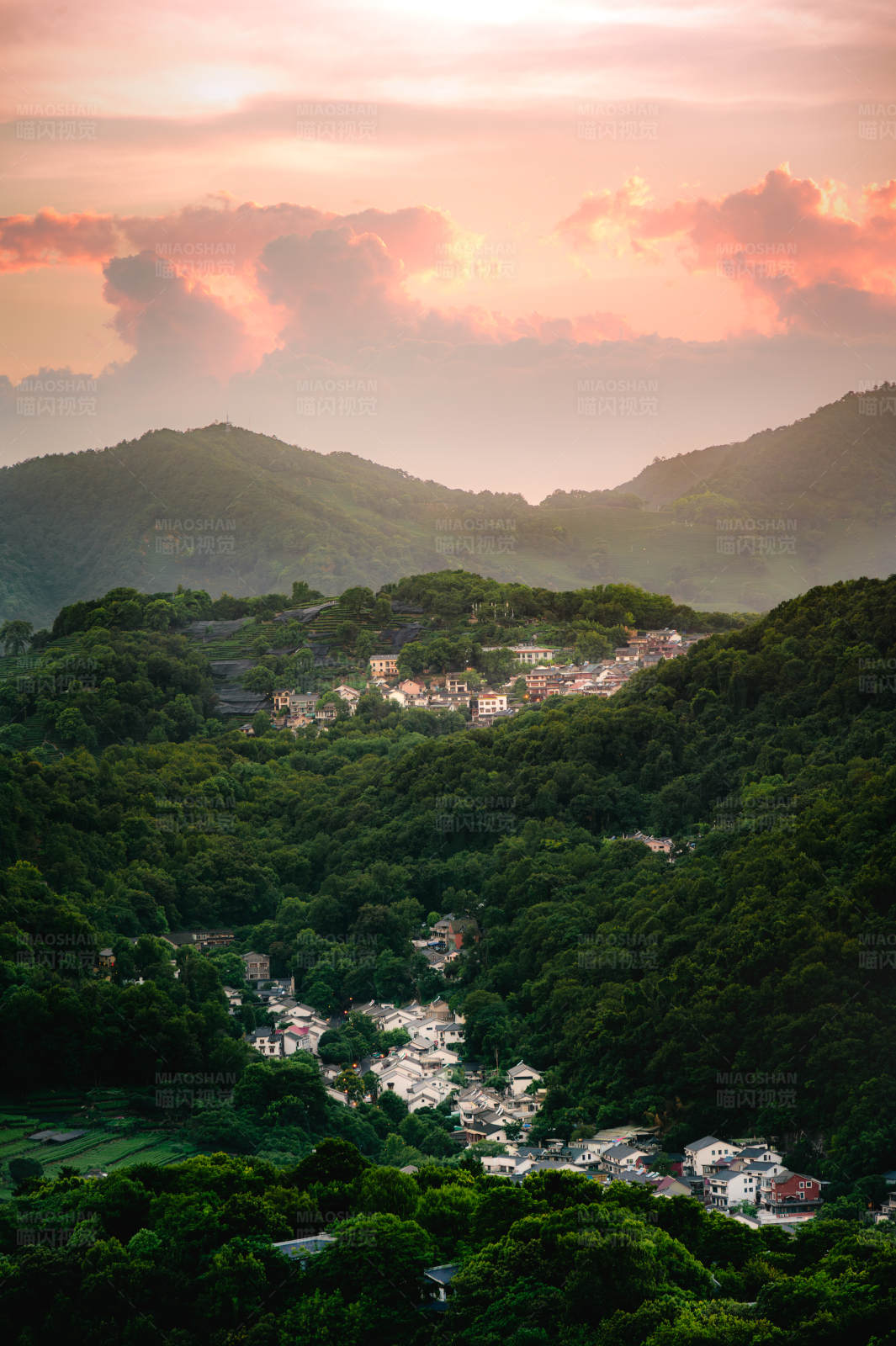 山谷中的宁静村庄图片