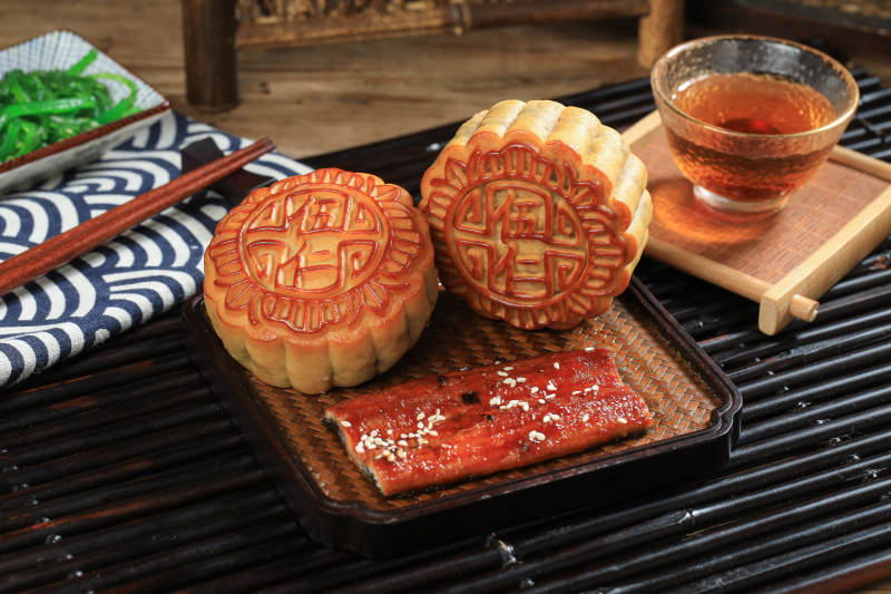 月饼和茶的中秋搭配图片