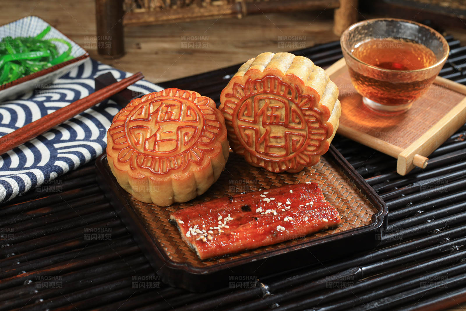 月饼和茶的中秋搭配图片