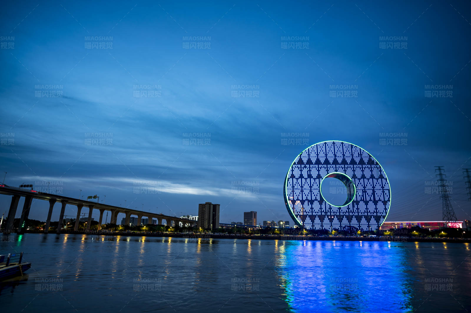 夜幕下的城市地标图片