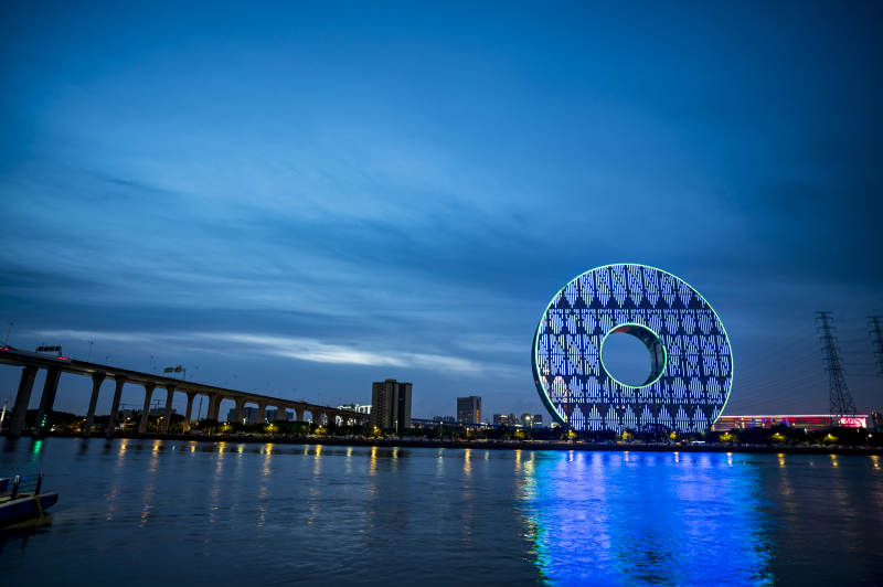 夜幕下的城市地标图片