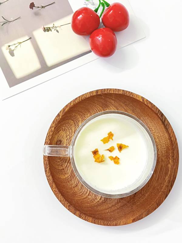 牛奶布丁与番茄甜点图片