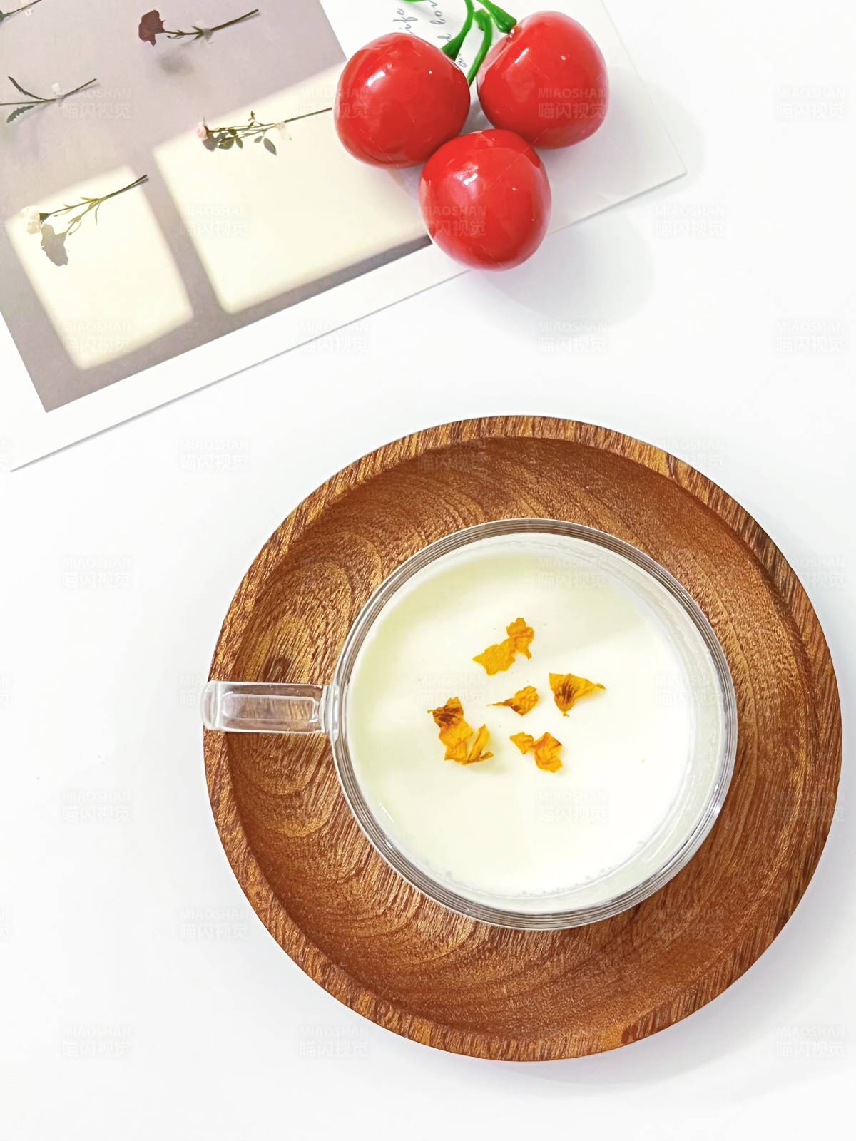 牛奶布丁与番茄甜点图片