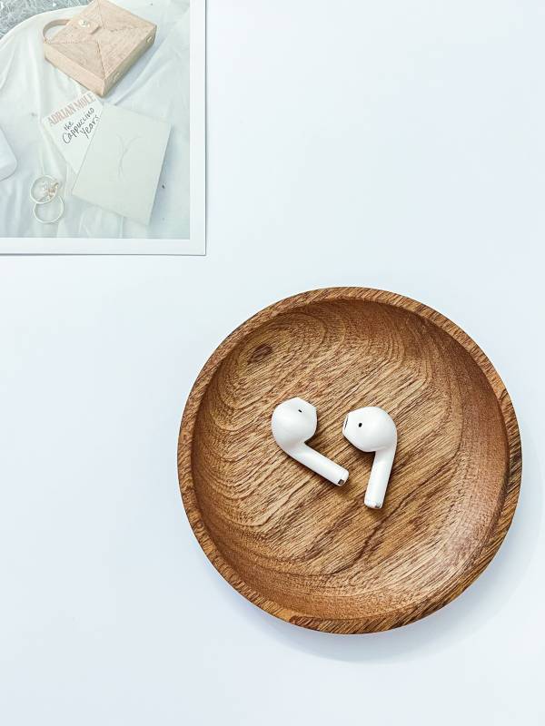 耳塞静置于木盘图片