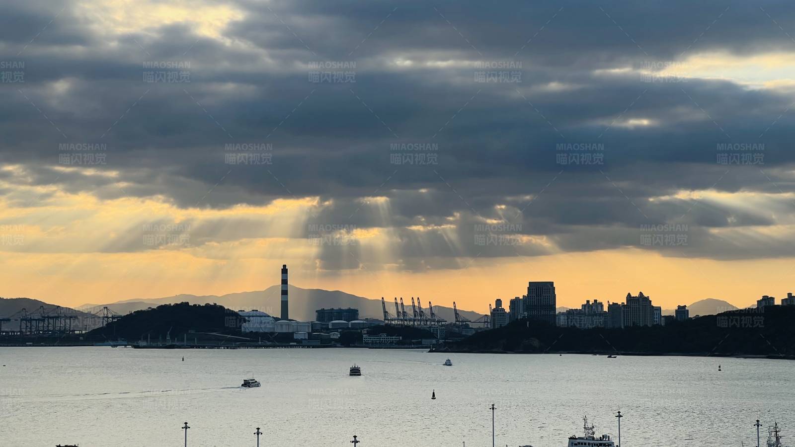 夕阳下的港口城市图片
