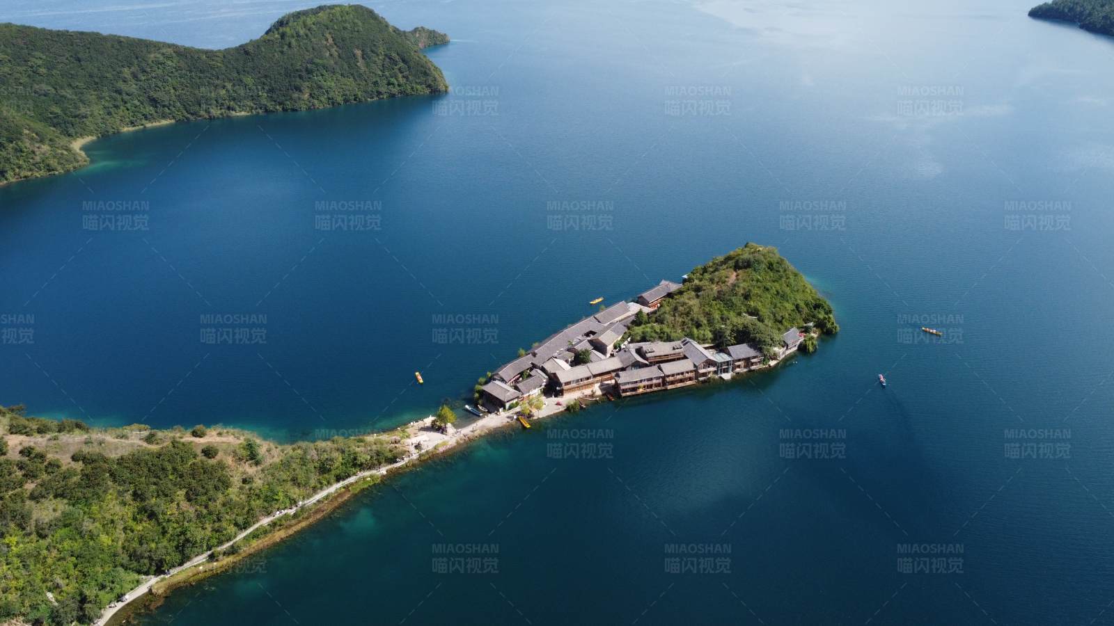 湖畔古建筑图片