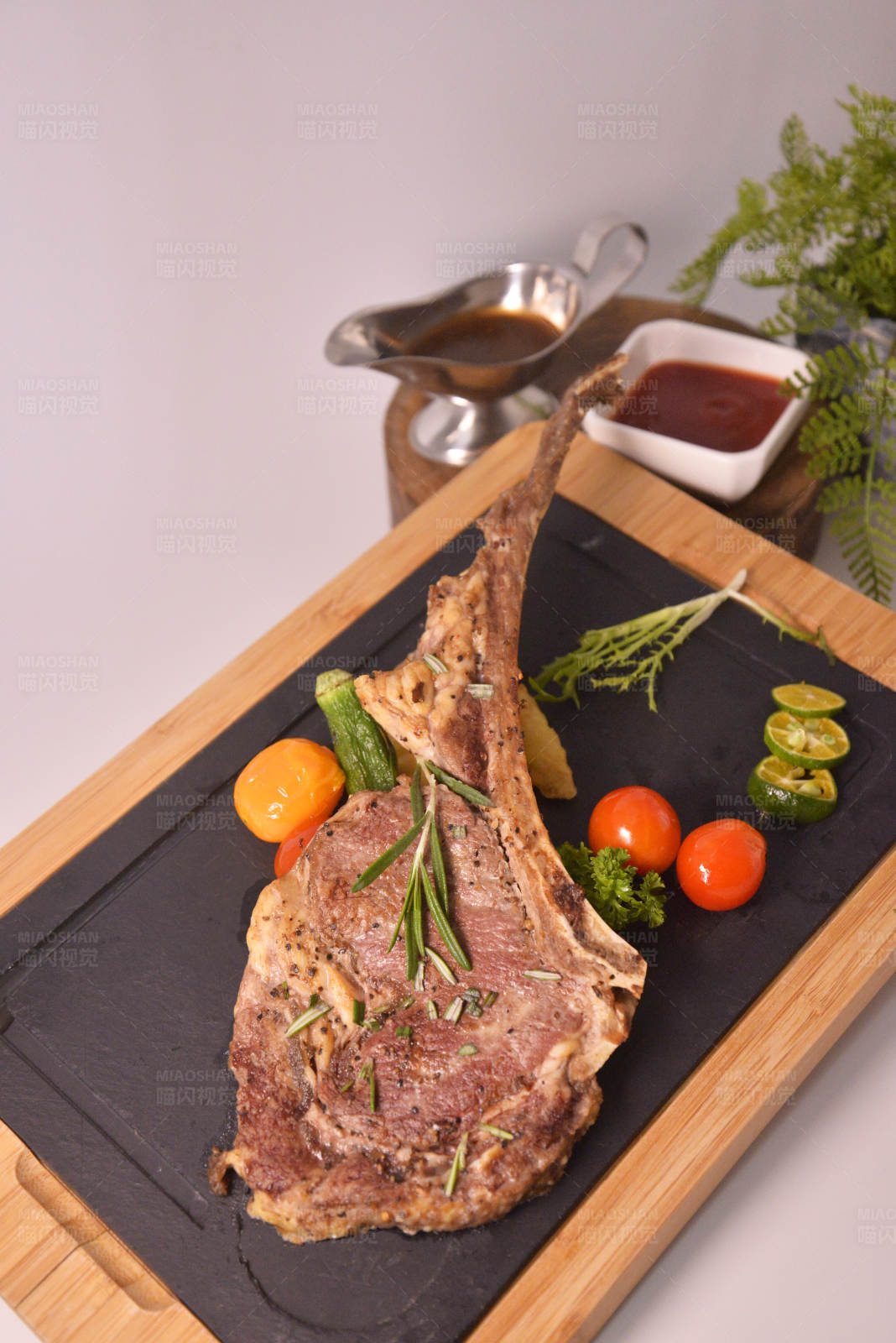战斧牛排配蔬菜图片