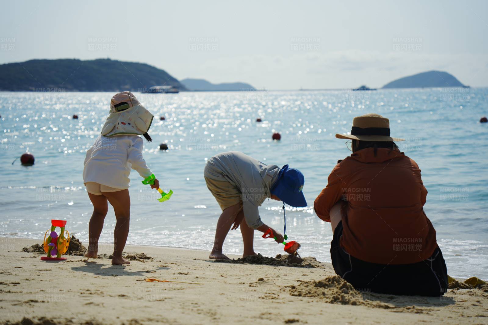 沙滩上的家庭时光图片