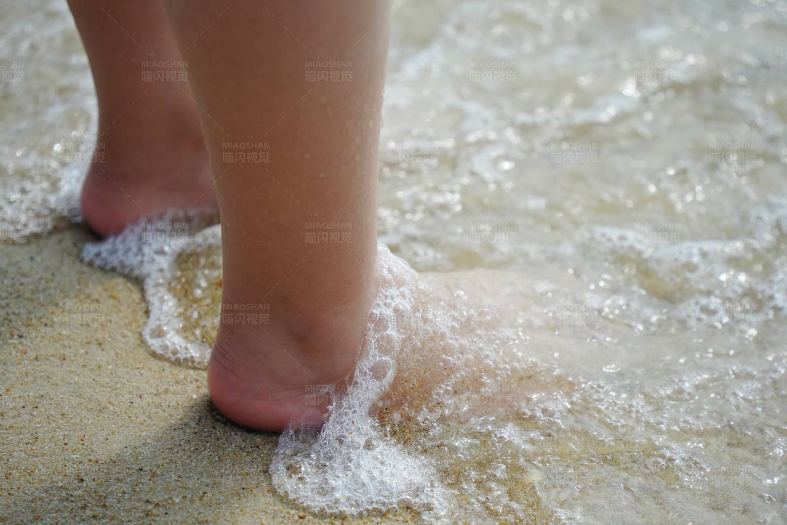 沙滩上的脚步图片