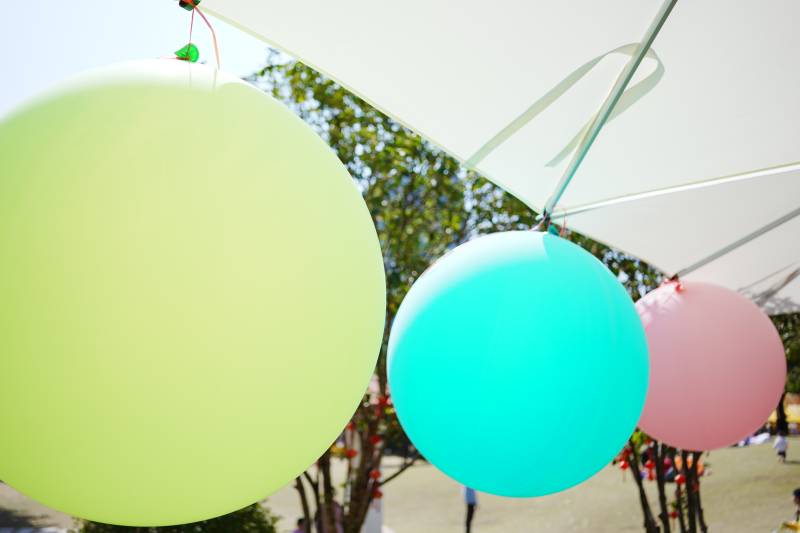 彩色气球迎风飘图片