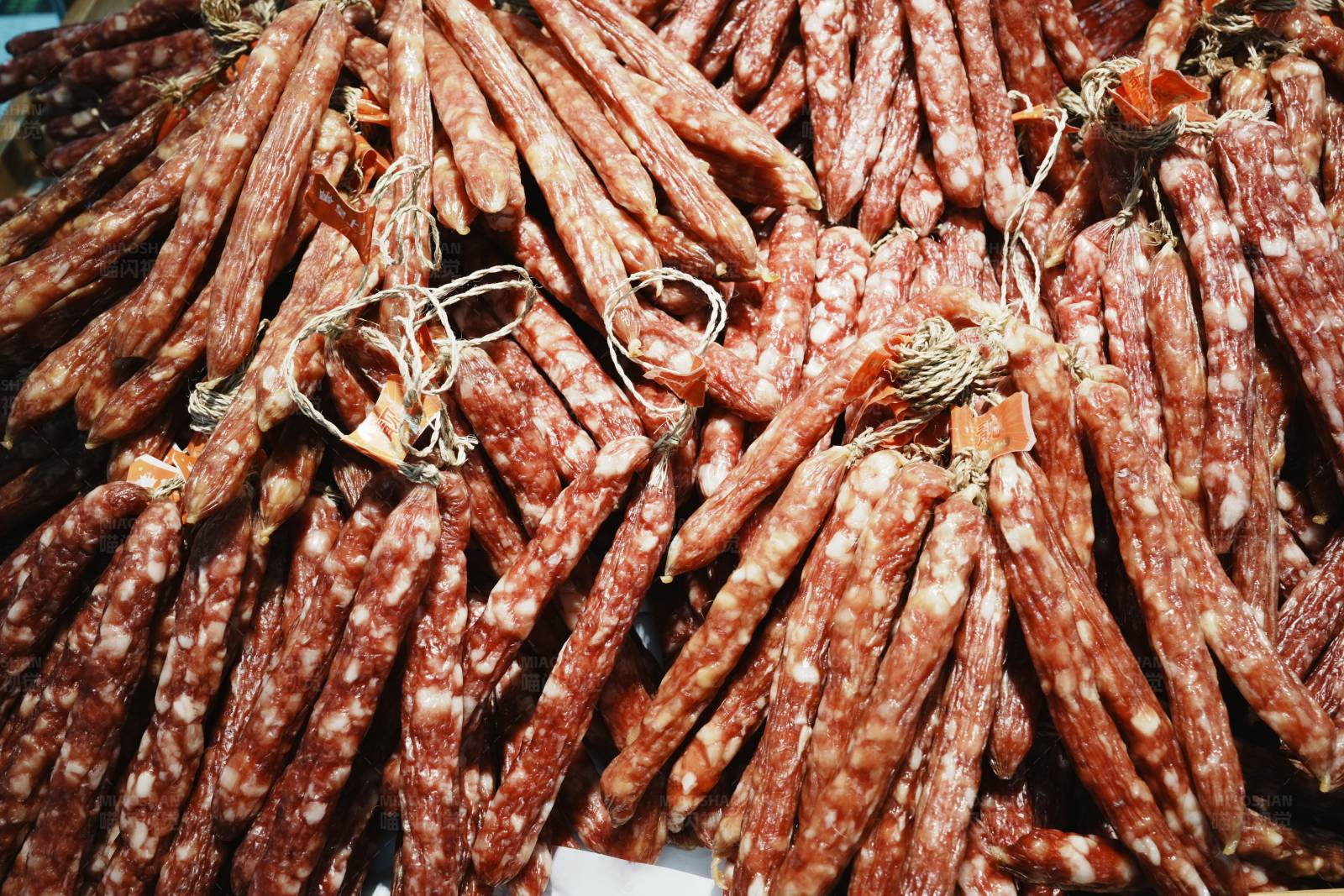 市场上的香肠图片