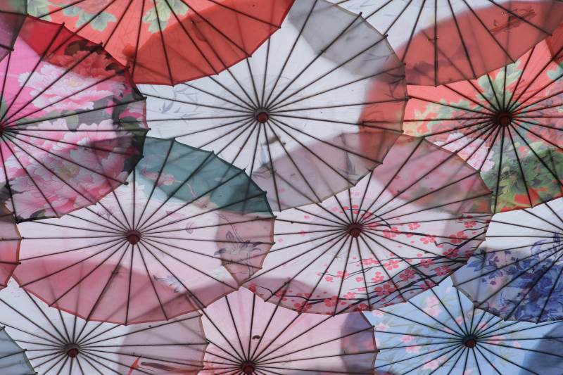 彩色油纸伞的美丽图片
