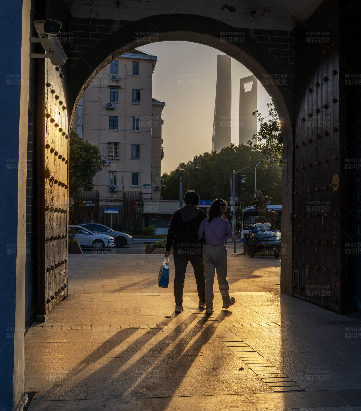 夕阳下的城市剪影图片