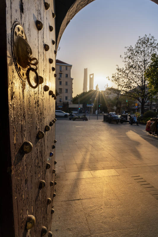 夕阳下的古老城门图片