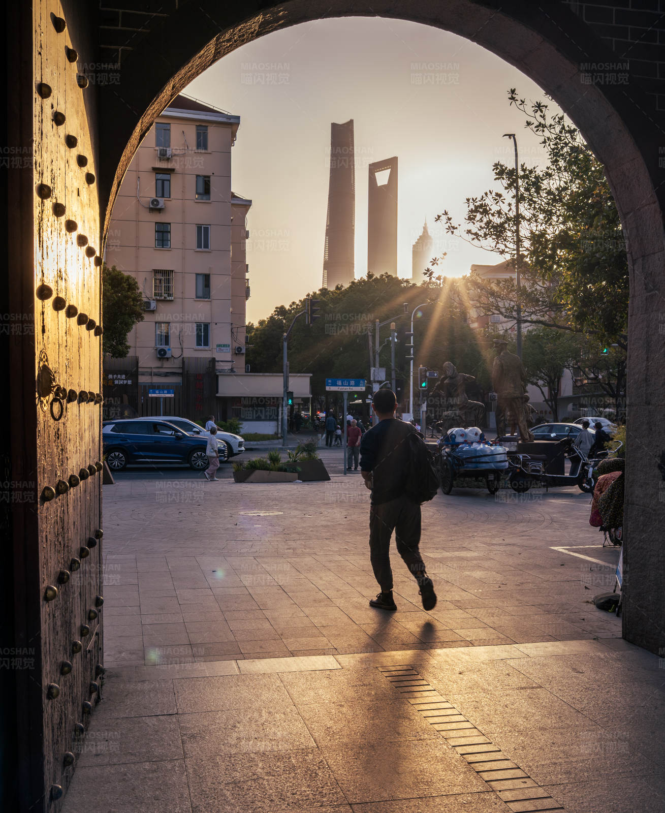 夕阳下的城市剪影图片