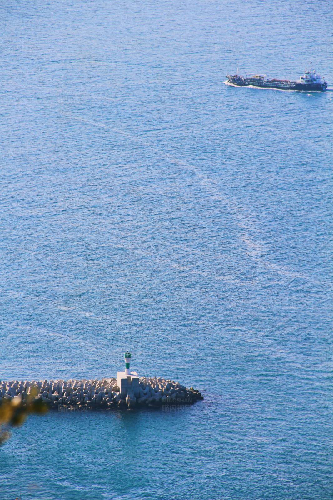 海上灯塔与远航船图片