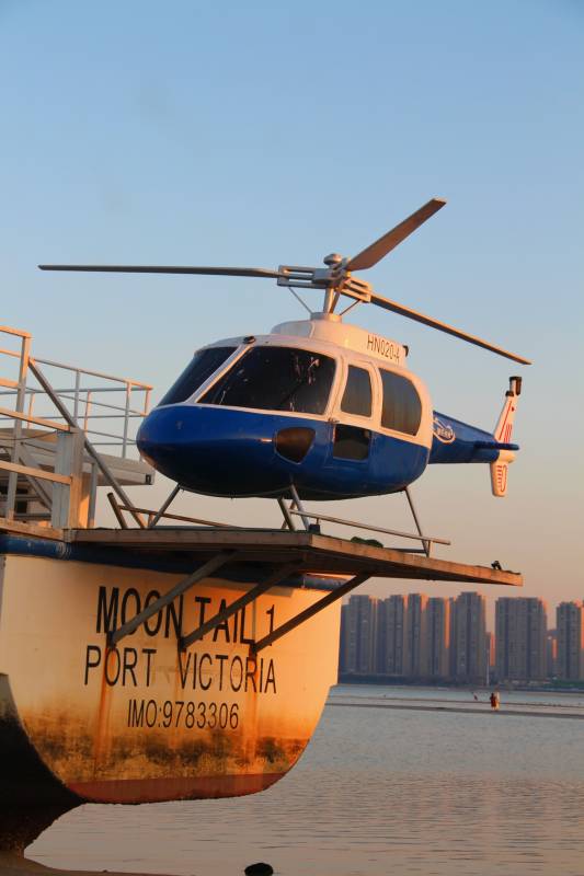 直升机停靠在船坞图片