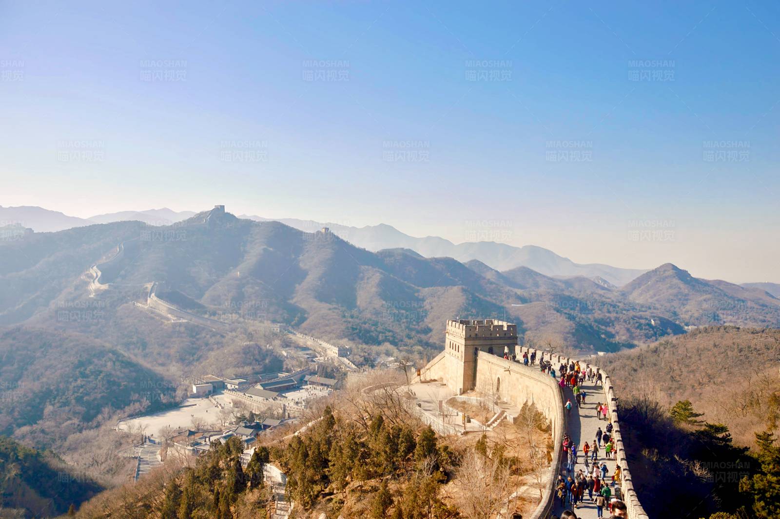 长城蜿蜒山间图片