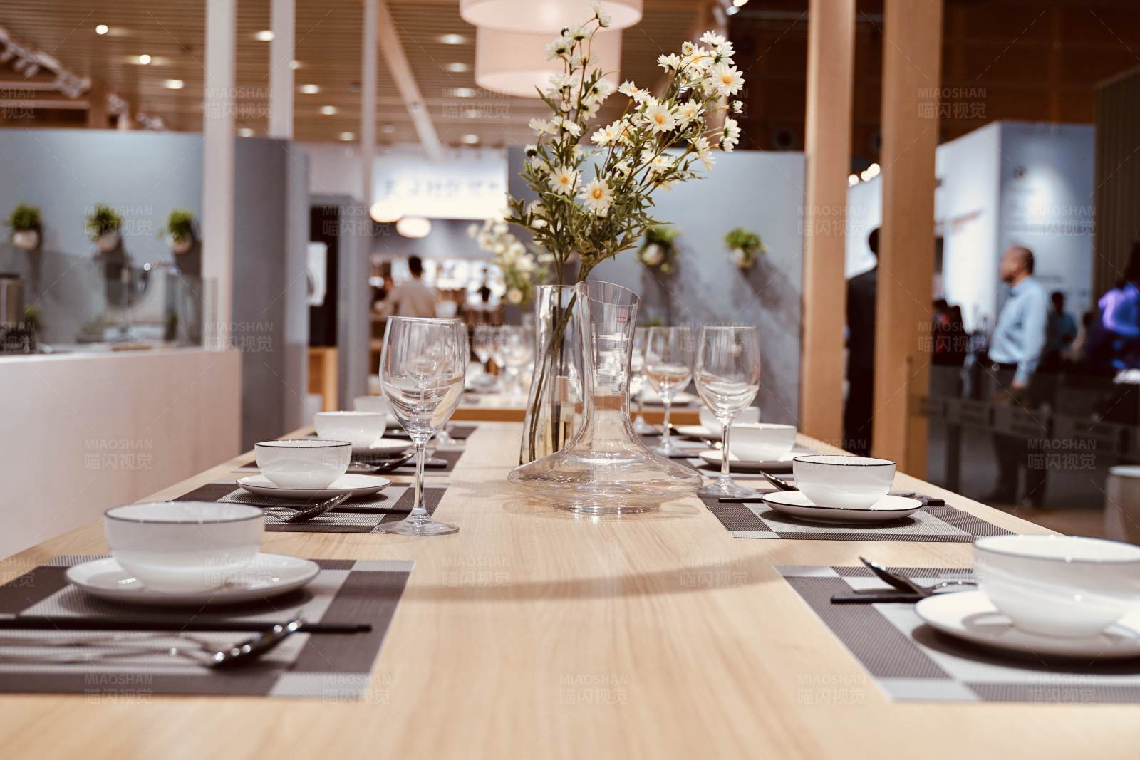 优雅餐桌布置图片