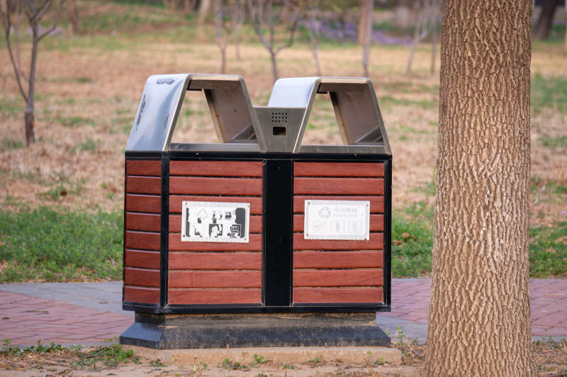 公园里的分类垃圾桶图片