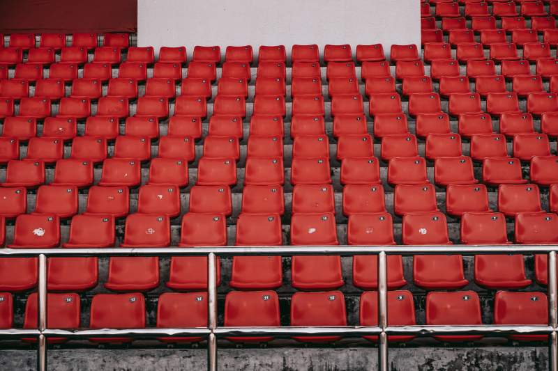 空荡荡的红色看台图片