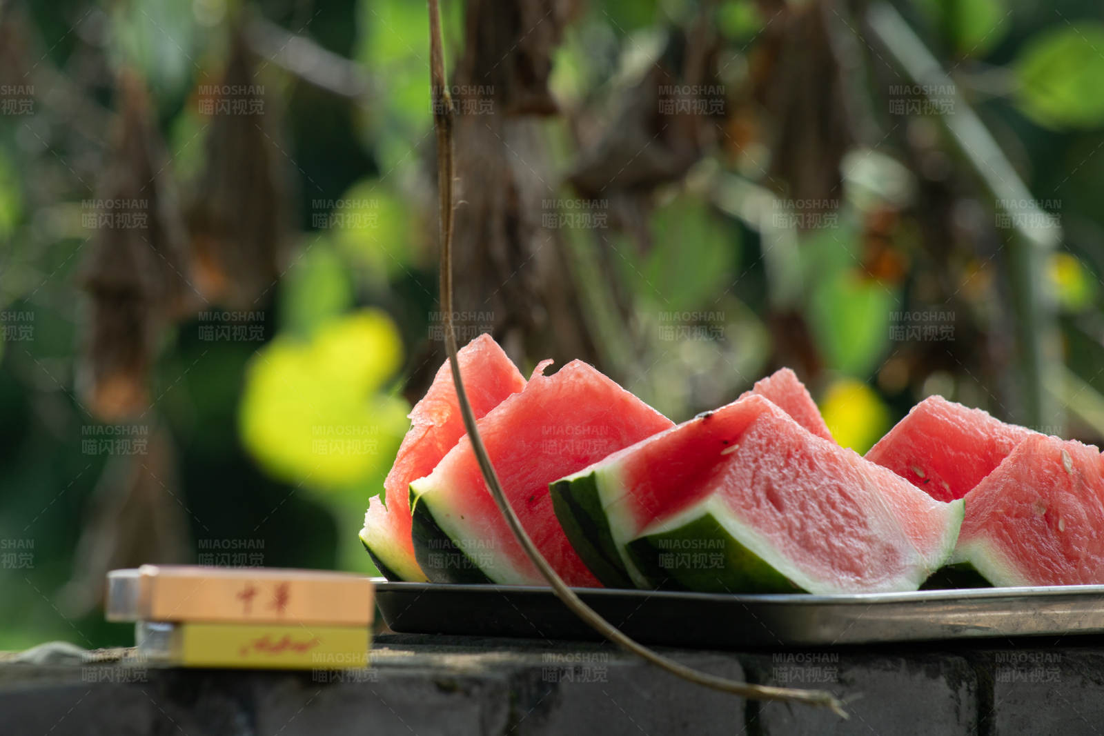 西瓜切片户外摆放图片