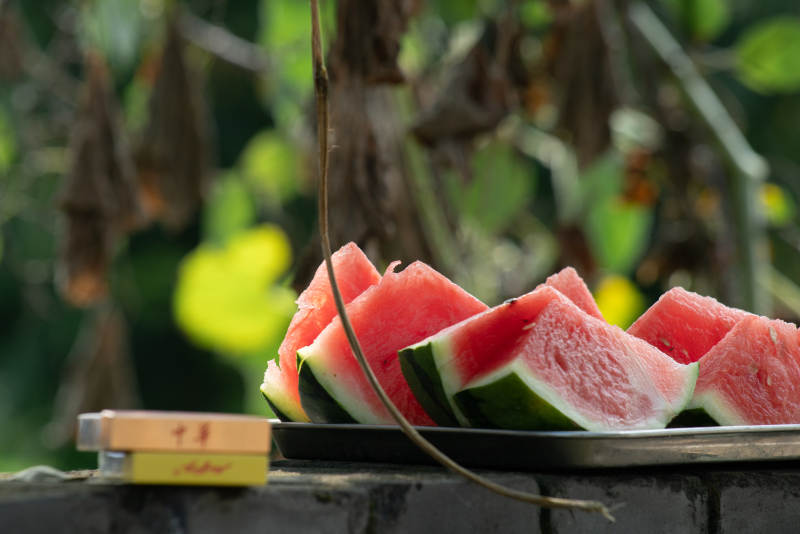 西瓜切片户外摆放图片