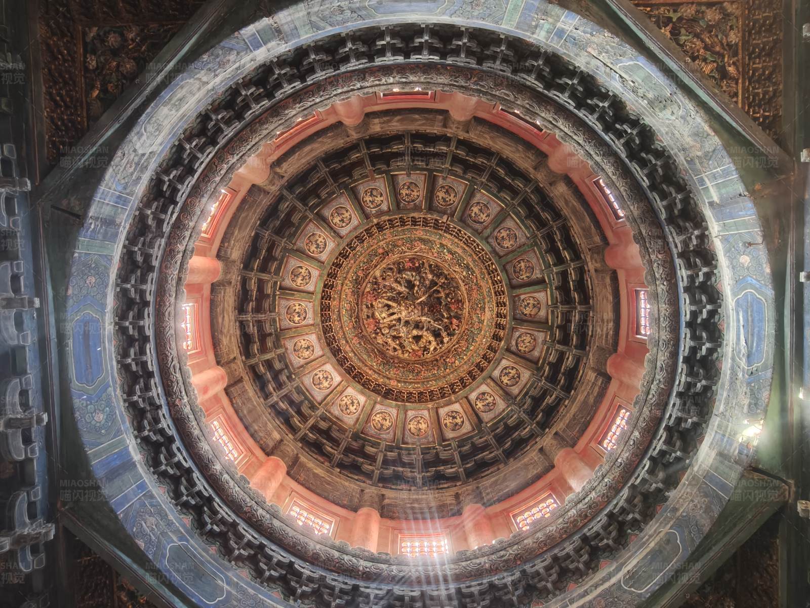 故宫穹顶的华丽装饰图片