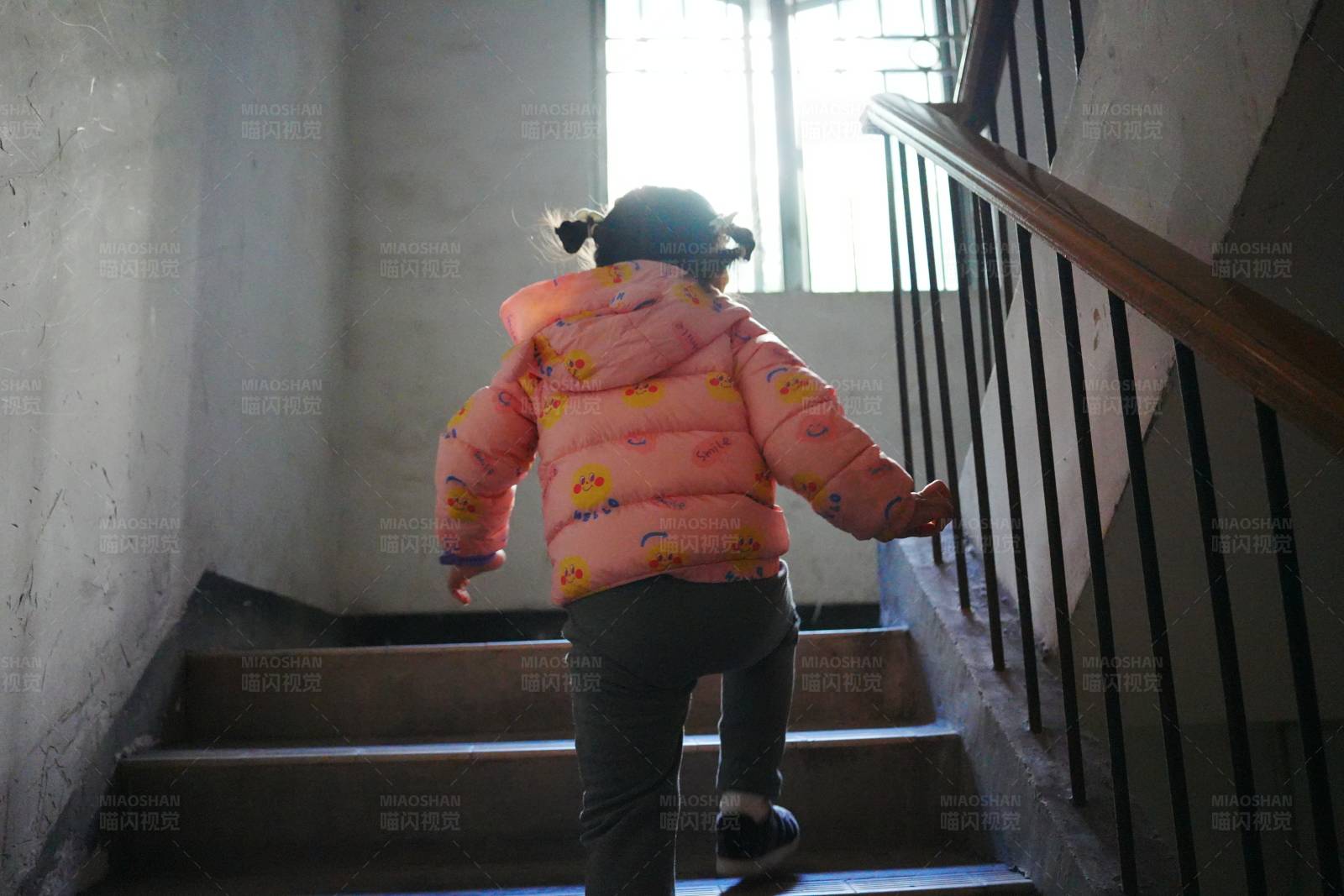 小女孩爬楼梯图片