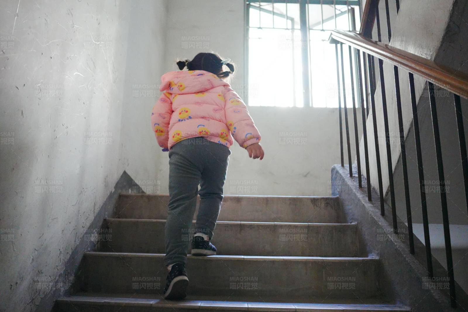 小女孩爬楼梯图片
