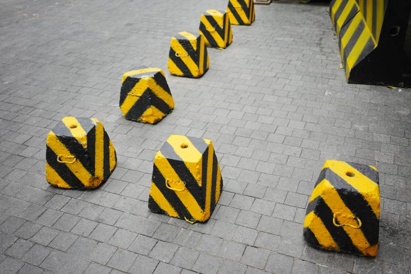 黄色路障排列图片
