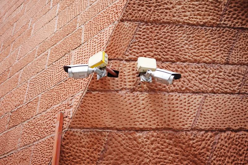 墙上的监控摄像头图片