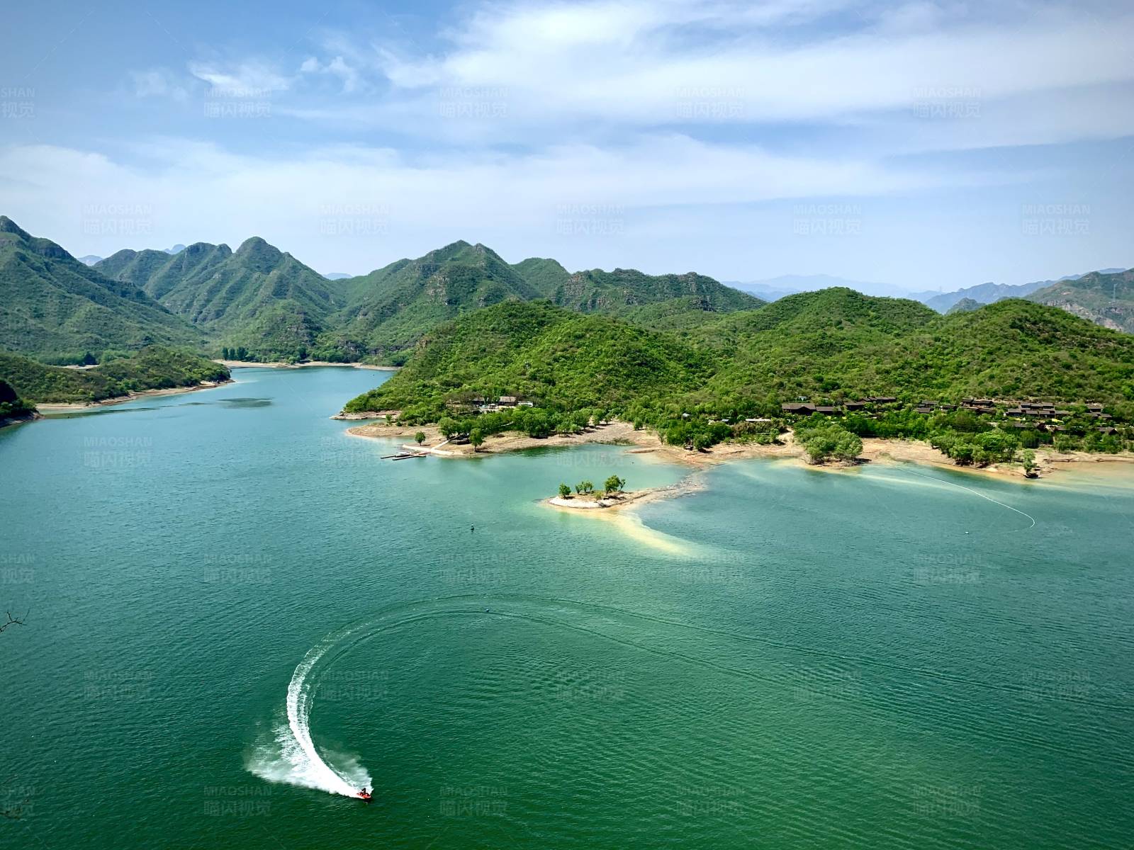 湖光山色 快艇划过图片