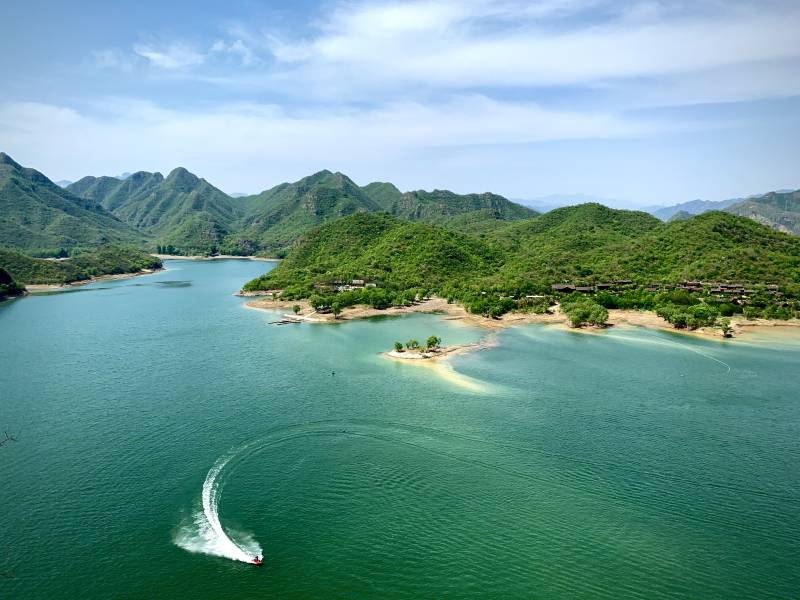 湖光山色 快艇划过图片