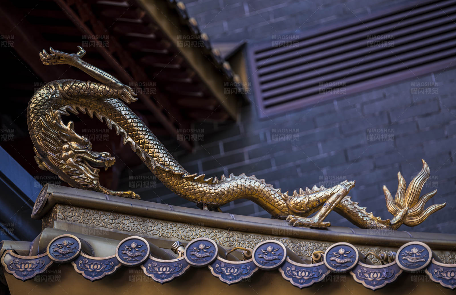 金色龙雕屋顶装饰图片