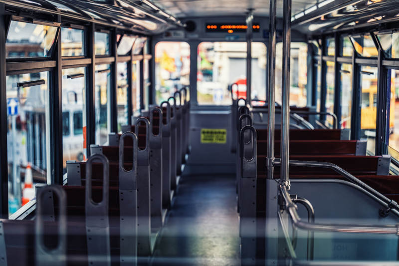 空荡的公交车车厢图片