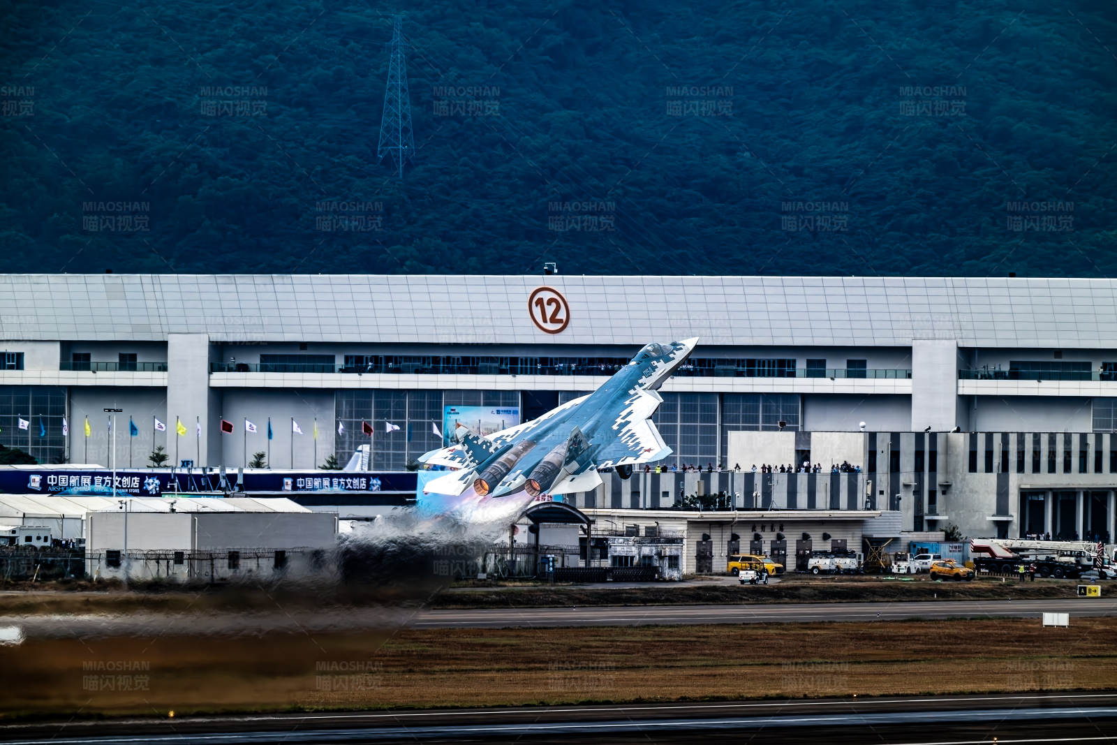 飞机起飞瞬间图片