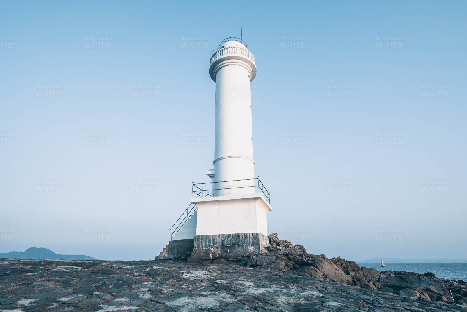 海边的白色灯塔图片