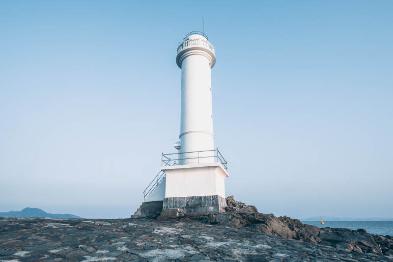 海边的白色灯塔图片