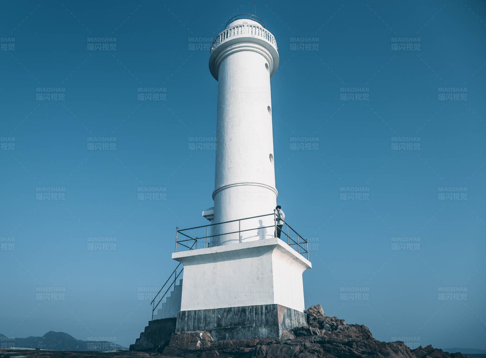 海边的白色灯塔图片