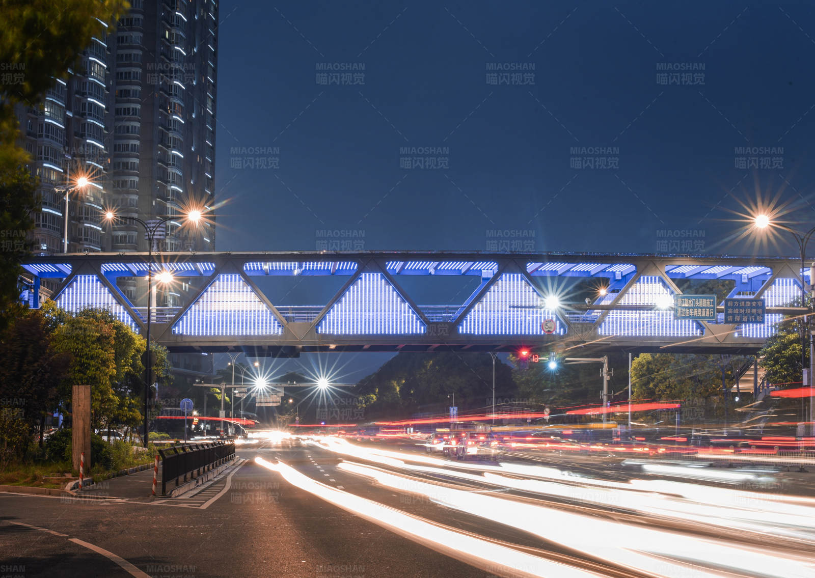 夜幕下的城市桥梁图片