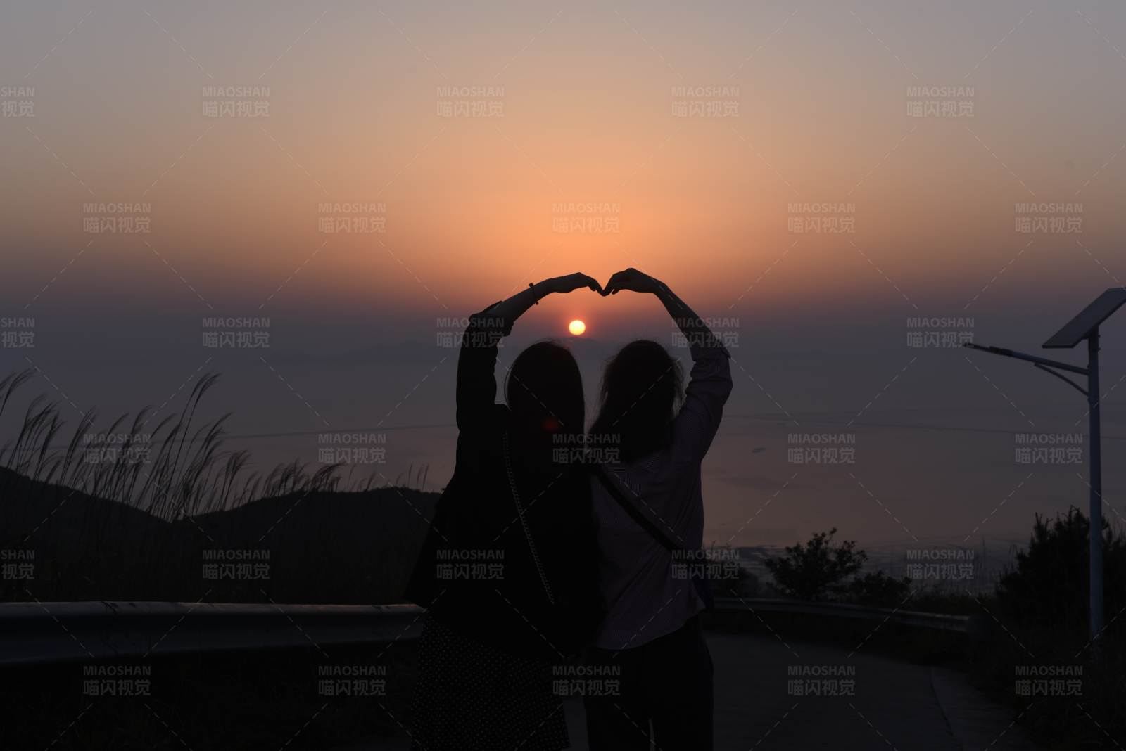 夕阳下的爱心手影图片