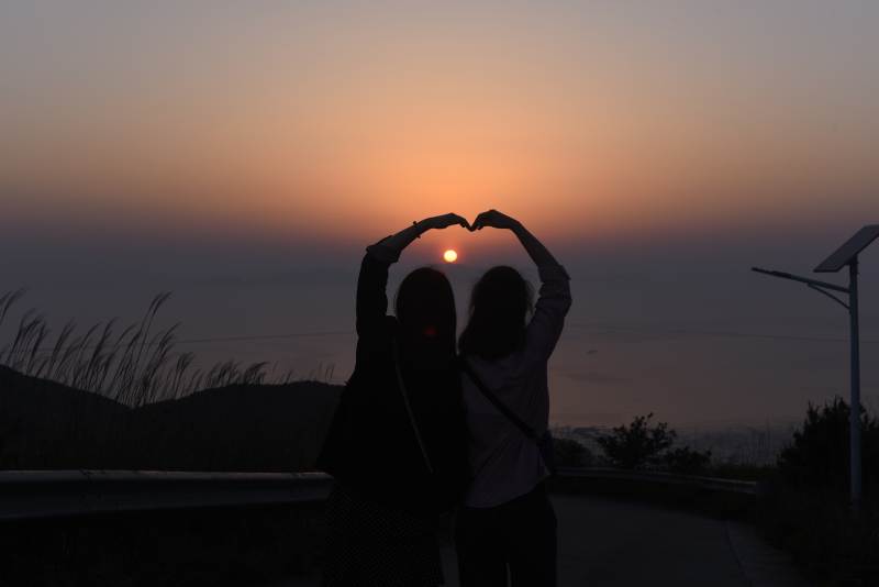 夕阳下的爱心手影图片
