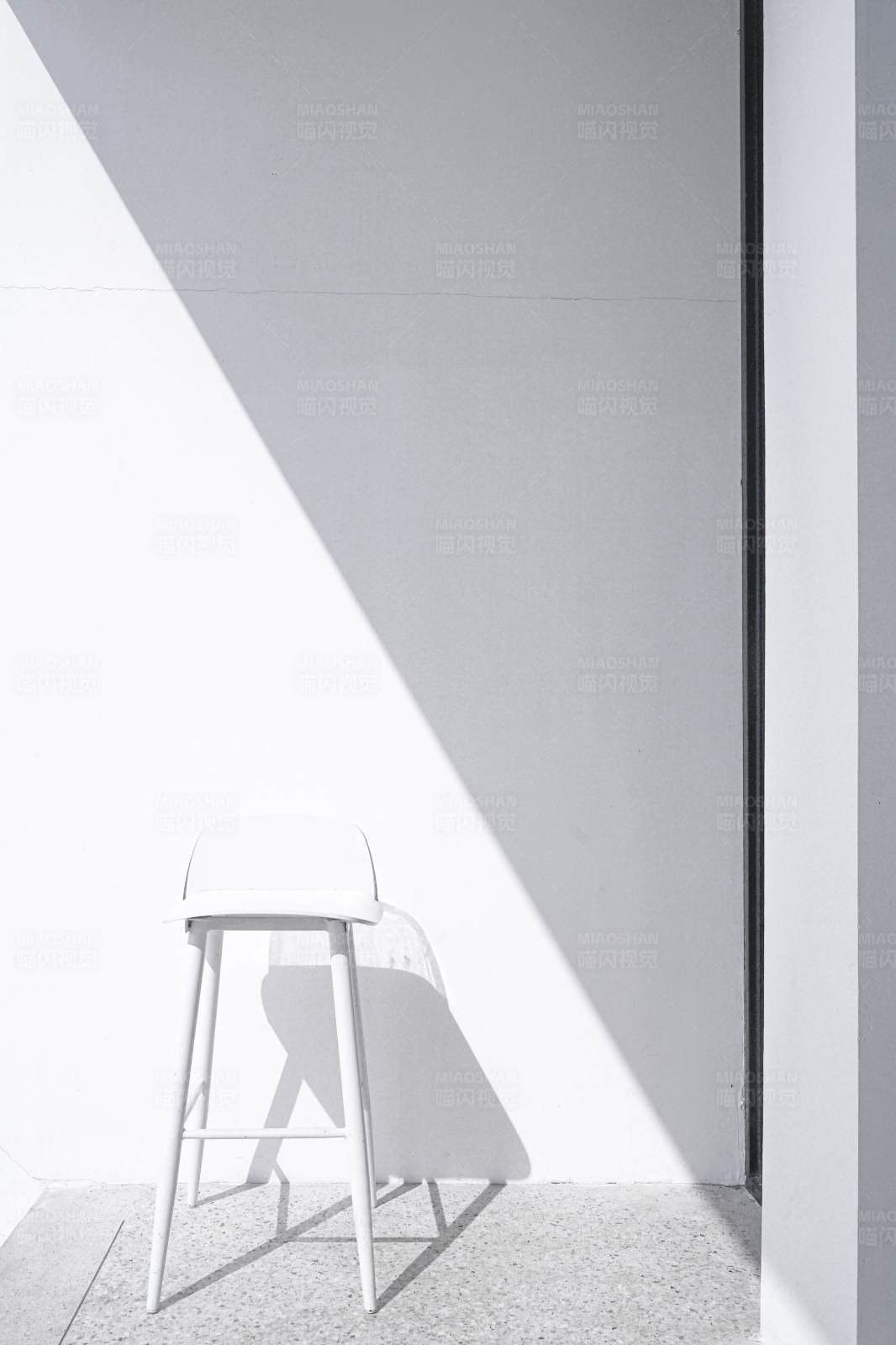 光影中的白色椅子图片