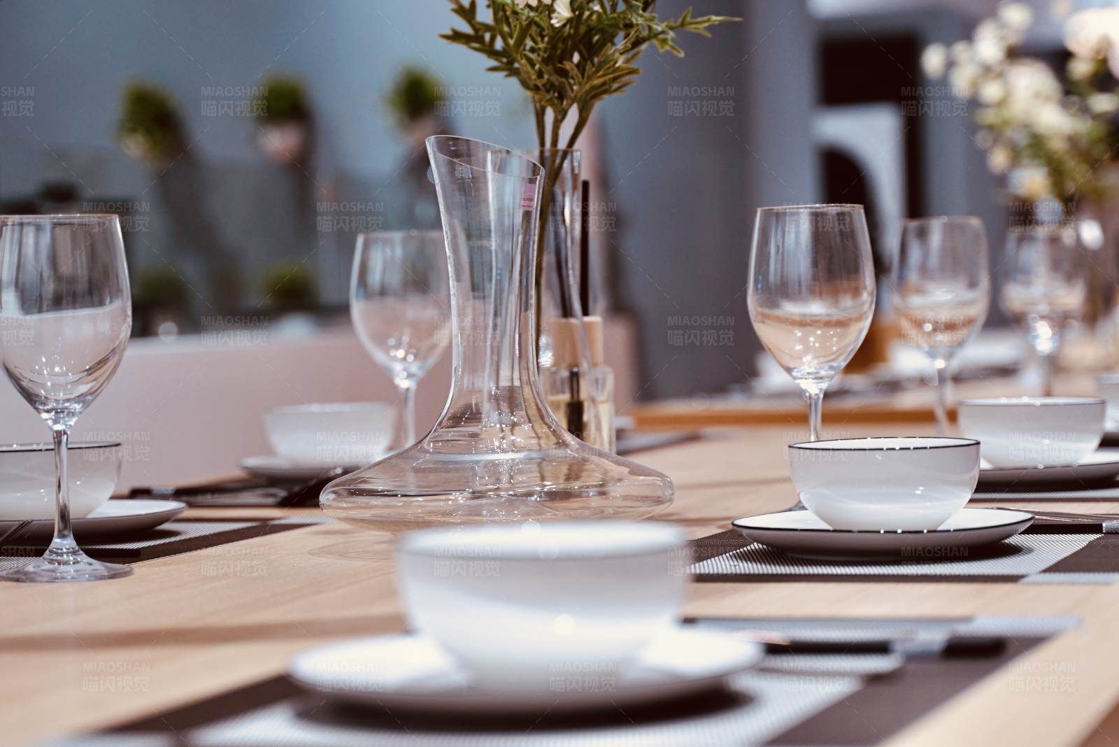 优雅餐桌布置图片