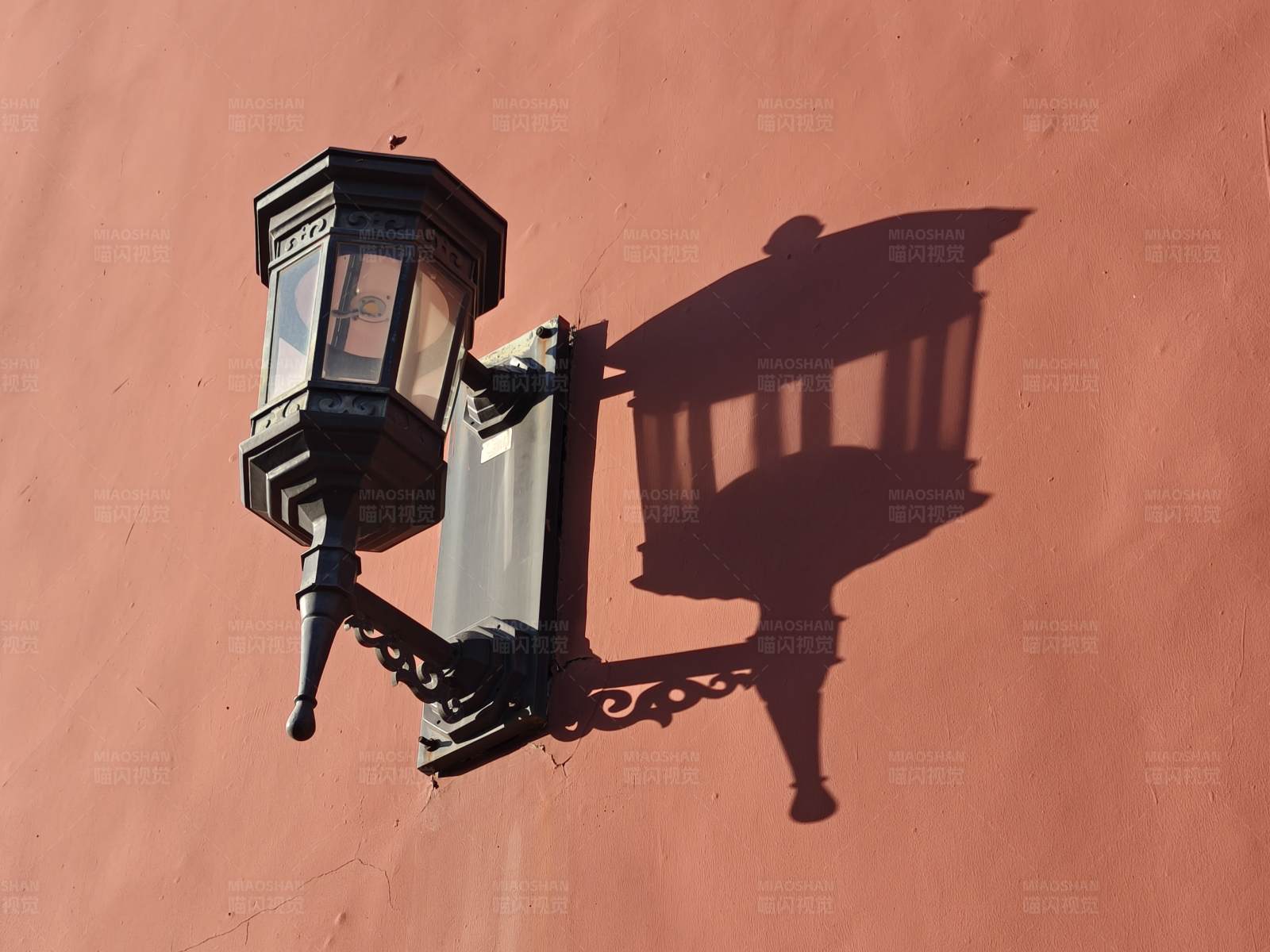 壁灯与影图片