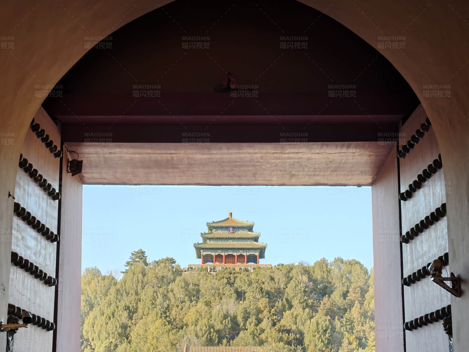 故宫门框中的远眺图片