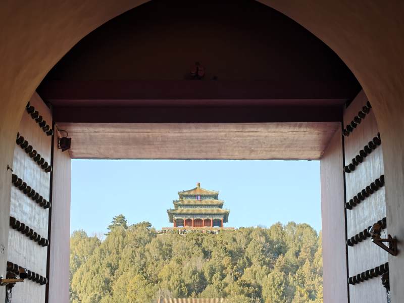 故宫门框中的远眺图片
