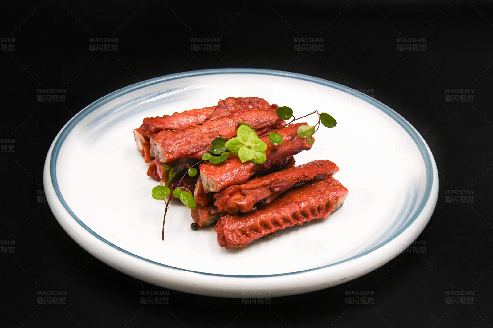 辣卤鸭翅中图片